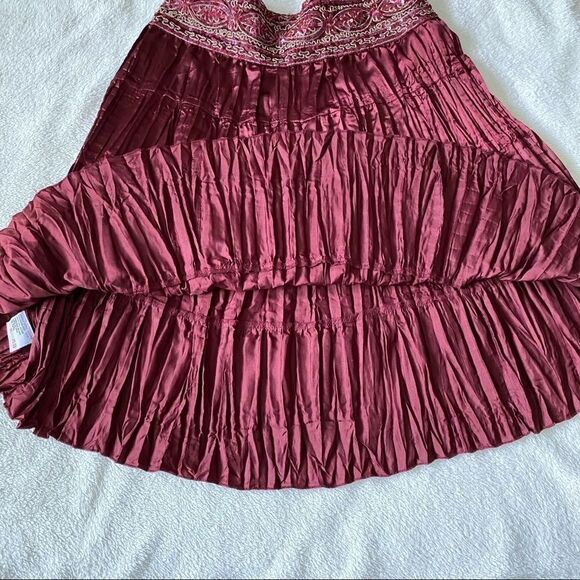 Burgundy light weight pleated skirt with Sequins​​​​​ - Picture 5 of 10
